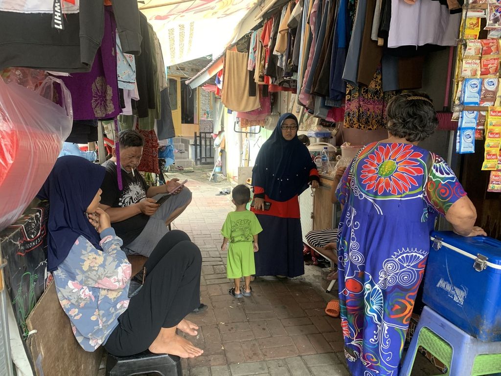 Sejumlah warga bercengkerama di Kampung Deret Petogogan, Kebayoran Baru, Jakarta Selatan, Senin (14/11/2022).