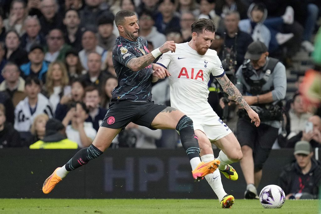 Bek Manchester City Kyle Walker (kiri) berebut bola dengan pemain Tottenham Hotspur pada laga Liga Inggris, Rabu (15/5/2024) dini hari WIB. 