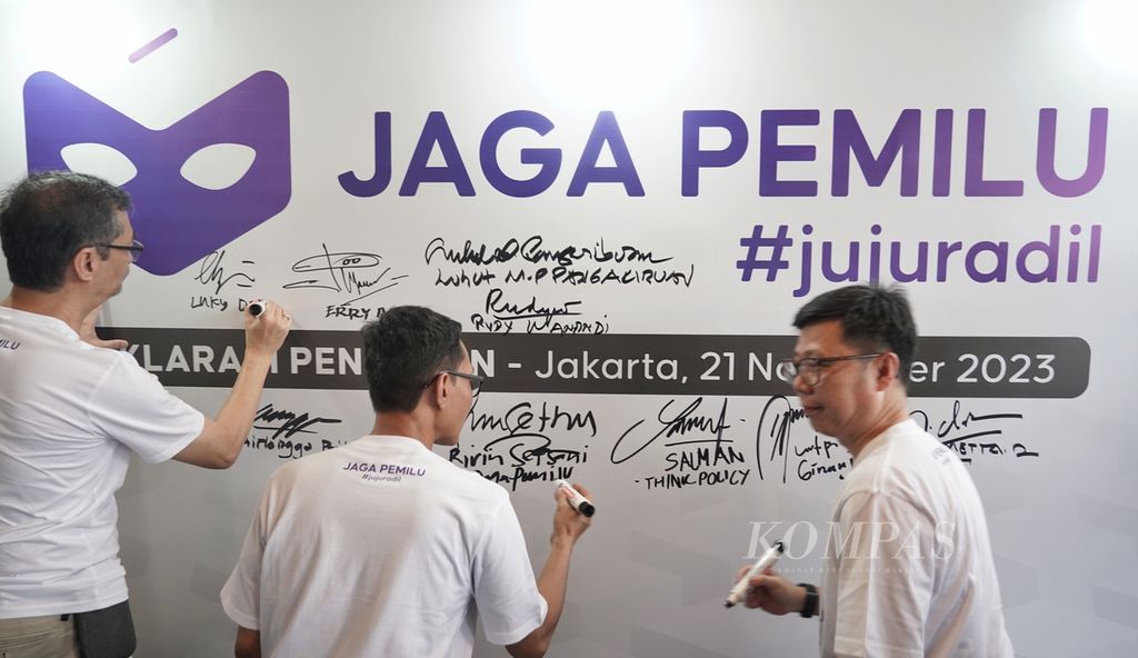 Suasana penandatanganan saat para tokoh berkumpul dalam Deklarasi Jaga Pemilu di Hotel JS Luwansa, Kuningan, Jakarta, Selasa (21/11/2023). Sejumlah tokoh yang terdiri dari mantan pejabat negara, akademisi, seniman, aktivis, dan dari aneka latar belakang profesi lainnya mendeklarasikan gerakan ini untuk menjaga berlangsungnya Pemilu 2024, baik mengawasi penyelenggara maupun peserta pemilu dari praktik-praktik kecurangan. Kehadiran gerakan nonpartisan ini diharapkan bisa mewujudkan Pemilu 2024 yang jujur, adil, terbuka, dan partisipatif dengan sesugguhnya. 
