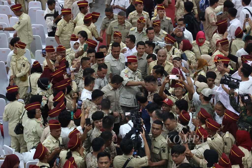 Ketua Umum Partai Gerindra Prabowo Subianto dikerumuni pendukungnya seusai menghadiri acara reuni dan halabihalal purnawirawan yang digelar oleh Purnawirawan Pejuang Indonesia Raya (PPIR) di Jogja Expo Center, Bantul, DI Yogyakarta, Rabu (3/5/2023). 