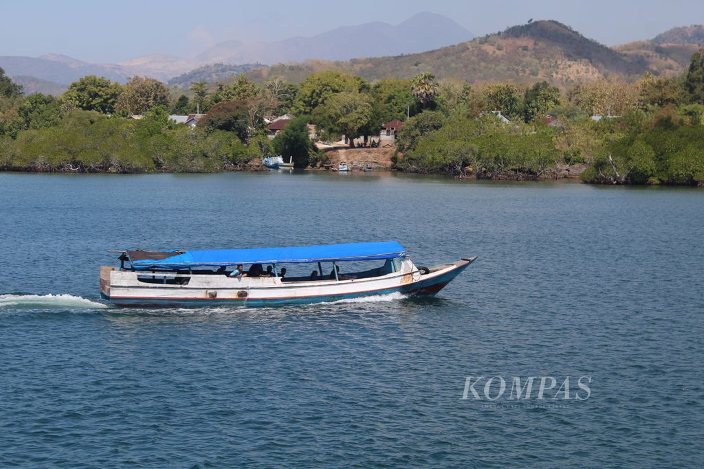 Pelayaran rakyat di perairan Kabupaten Alor, Nusa Tenggara Timur pada Rabu (19/6/2024).