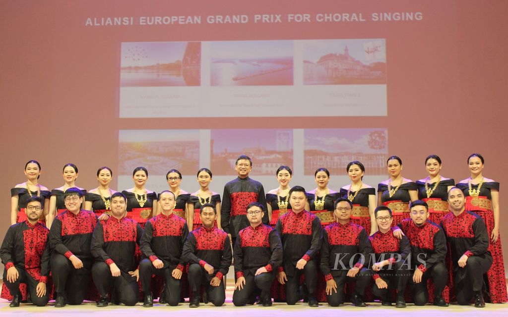 Penampilan paduan suara Batavia Madrigal Singers (BMS) di Balai Resital Kertanegara, Jakarta, Selasa (7/6/2022). BMS menjuarai European Grand Prix for Choral Singing 2022 di Tours, Perancis