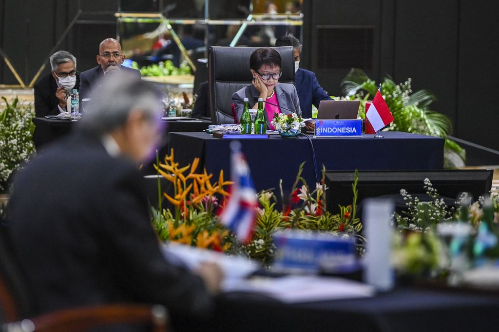 Menteri Luar Negeri Retno Marsudi (berkaca mata) tengah memandang catatan yang ada di hadapannya di tengah pertemuan khusus para Menlu ASEAN di Jakarta, Kamis (27/10/2022). 
