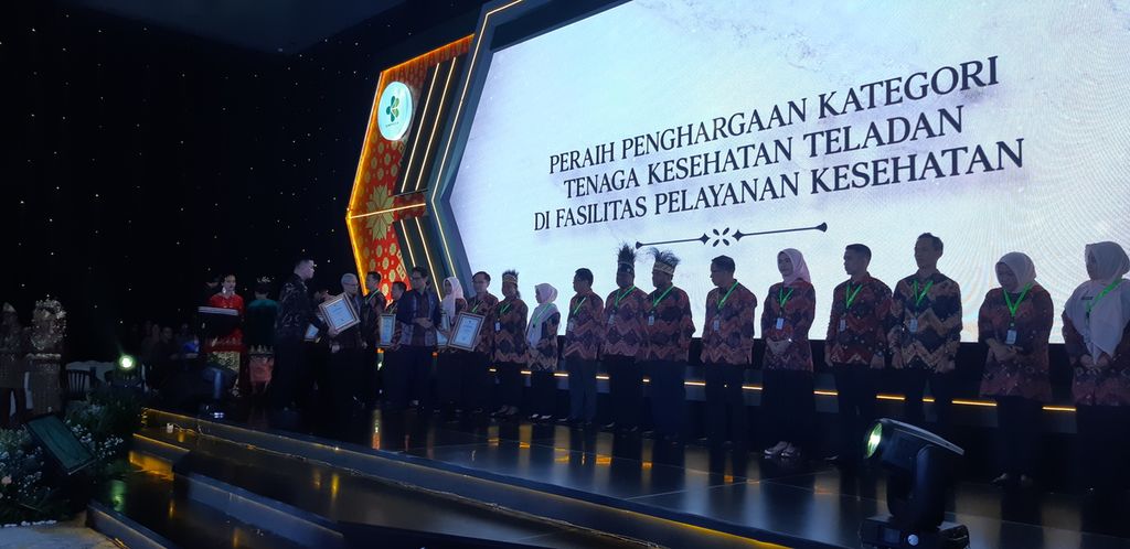 Menteri Kesehatan Budi Gunadi Sadikin menyerahkan penghargaan bagi sejumlah tenaga kesehatan di Jakarta, Selasa (15/8/2023). Setidaknya 258 tenaga kesehatan dari seluruh Indonesia yang mendapatkan penghargaan tersebut.