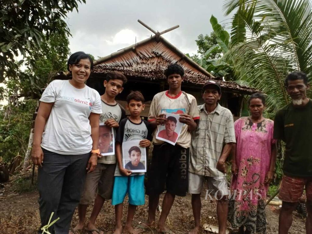 Selfina (kiri), pekerja sosial lembaga amal Smile Train Sulteng, berfoto dengan sejumlah anak bibir sumbing yang telah menjalani operasi di Desa Taripa, Kecamatan Sindue, Kabupaten Donggala, Sulteng, pada 2021.