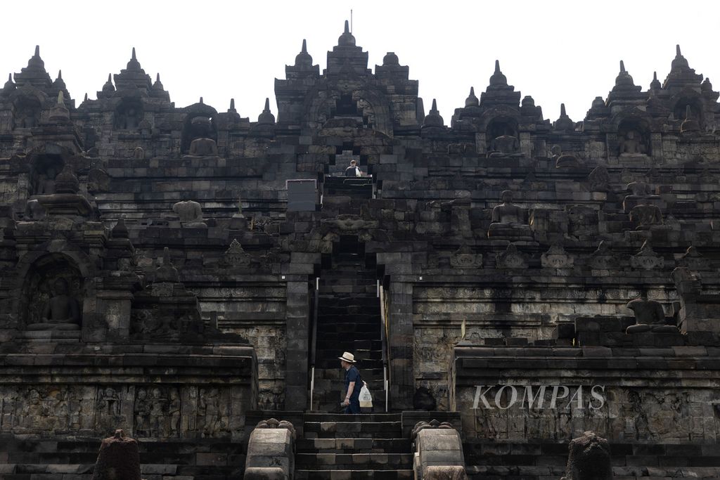 Wisatawan menaiki Candi Borobudur di Kabupaten Magelang, Jawa Tengah, Sabtu (25/3/2023).