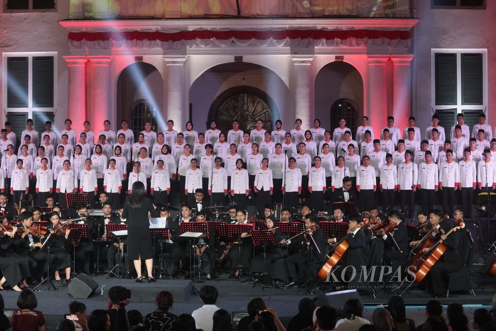 Paduan suara dan orkestra Gita Bahana Nusantara menggelar konser bertajuk "Menembus Batas" di Taman Fatahillah, Kota Tua, Jakarta, Sabtu (12/8/2023). 