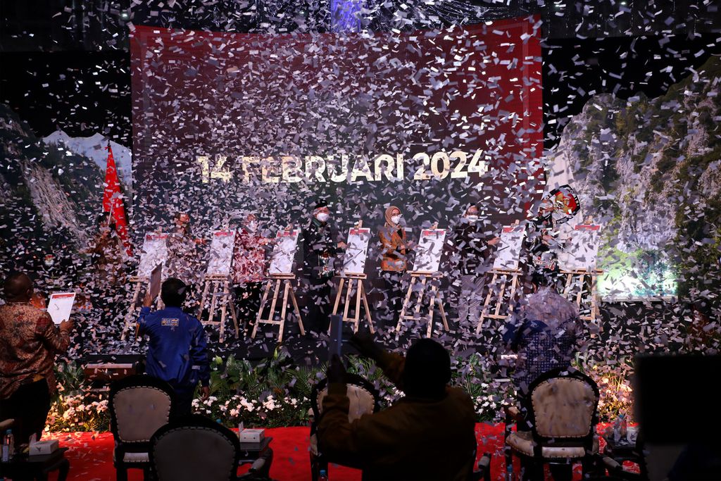 Komisioner Komisi Pemilihan Umum (KPU) mencoblos contoh surat suara saat peluncuran hari pemungutan suara pemilu serentak 2024 di Kantor KPU, Jakarta, Senin (14/2/2022). 