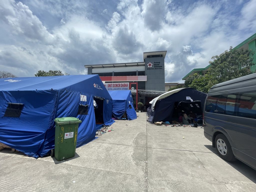 Evacuation shelters at the Indonesian Red Cross headquarters in North Jakarta, Koja, Tuesday (7/3/2023). A total of 165 people are still in that place.