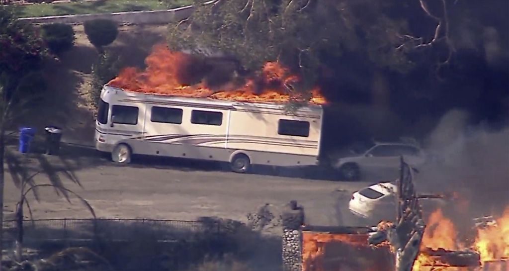 Sebuah kendaraan <i>camper </i>terbakar atapnya di kawasan San Bernardino, California, Amerika Serikat, Senin (5/8/2024). 