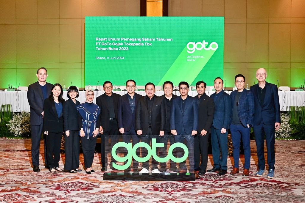 Foto bersama jajaran komisaris dan direksi PT GoTo Gojek Tokopedia Tbk, Grup GoTo, seusai rapat umum pemegang saham tahunan (RUPST) dan rapat umum pemegang saham luar biasa (RUPSLB) pada Selasa (11/6/2024). 