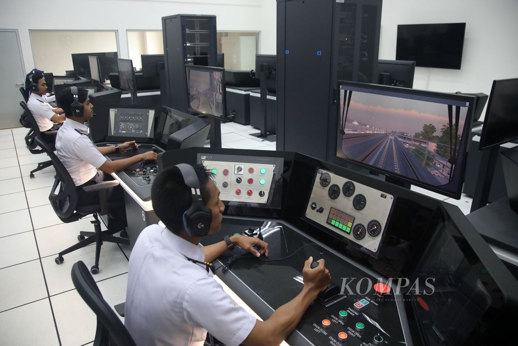 <i>Train attendant </i>mencoba menjalankan kereta LRT pada simulator di depo LRT Jabodebek, Jati Mulya, Bekasi, Jawa Barat, Kamis (6/7/2023). 