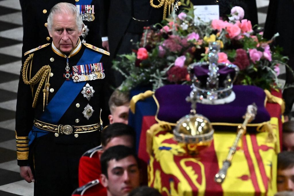 Raja Inggris Charles III (kiri) berjalan di samping peti jenazah Ratu Elizabeth II saat meninggalkan Westminster Abbey di London, Inggris, Senin (19/9/2022). Ratu Elizabeth II meninggal dunia pada usia 96 tahun setelah 70 tahun bertakhta. (Photo by Ben Stansall / POOL / AFP)