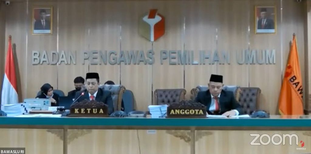 Majelis sidang yang diketuai Puadi dan anggota majelis Toto Haryono dalam persidangan dugaan pelanggaran administrasi pemilu yang dilaporkan oleh Partai Prima terhadap KPU di ruang sidang Badan Pengawas Pemilu (Bawaslu), Jakarta Pusat, Selasa (14/3/2023).