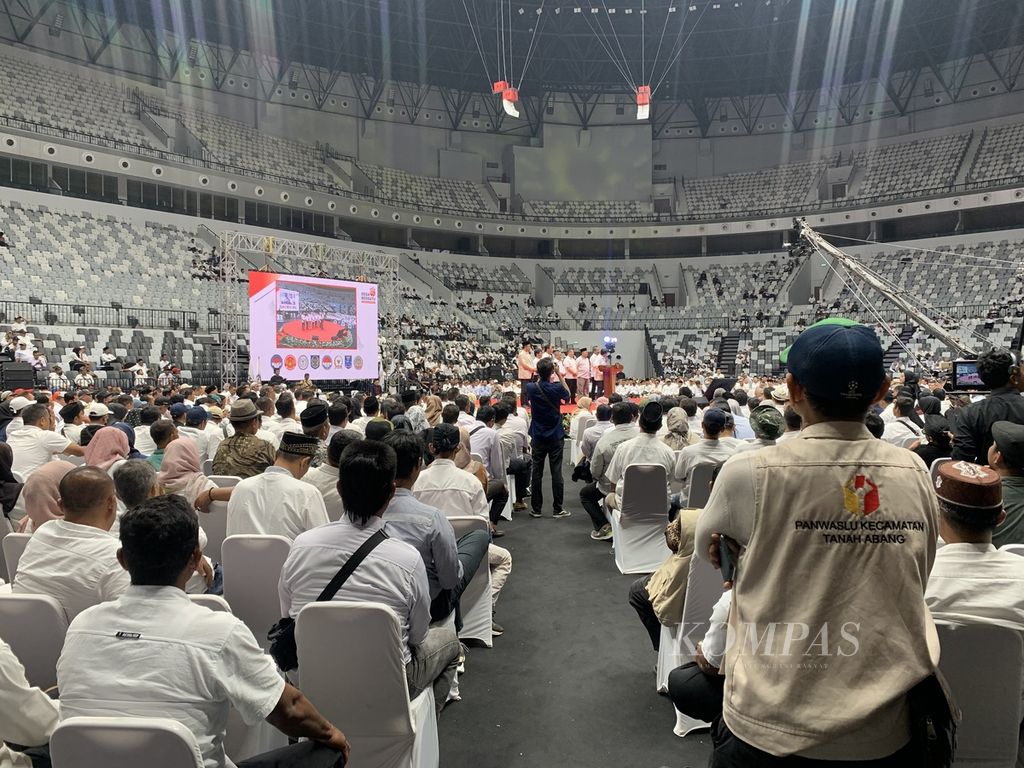 The Election Supervisory Committee (Panwaslu) of Tanah Abang District, Jakarta, is overseeing the National Village Unity (Silaturahmi Nasional Desa 2023) event at the Gelora Bung Karno Complex, Jakarta, on Sunday (19/11/2023). During the event, several village device associations signalled their support for the presidential and vice-presidential pair, Prabowo Subianto-Gibran. Note: The forbidden words were not present in this article.