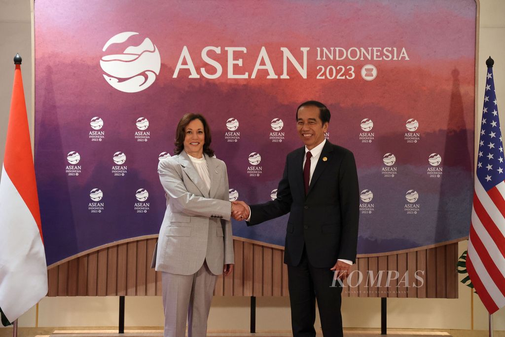 Presiden Joko Widodo bersama Wakil Presiden Amerika Serikat Kamala Harris berfoto bersama sebelum pertemuan bilateral Indonesia-Amerika Serikat di sela-sela KTT ke-43 ASEAN di Jakarta, Rabu (6/9/2023).