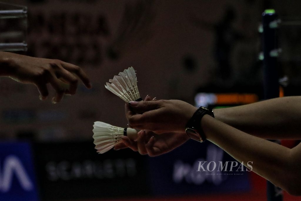 Putri Kusuma Wardani menukar kok saat melawan pemain Jepang, Akane Yamaguchi, pada laga babak kedua Indonesia Terbuka 2023 di Istora Gelora Bung Karno, Jakarta, Kamis (15/6/2023). 