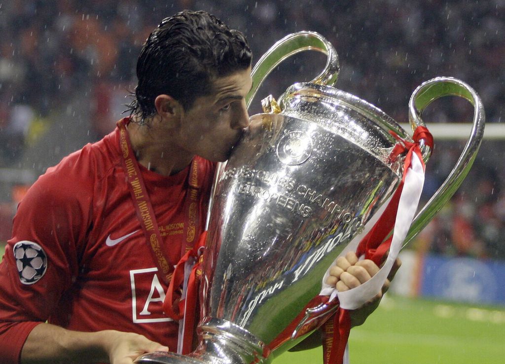 Foto pada 21 Mei 2008 ini menunjukkan pemain Manchester United, Cristiano Ronaldo, mencium trofi Liga Champions yang direbut timnya pada babak final di Stadion Luzhniki, Moskwa. Ronaldo kembali ke MU setelah menjalani karier di Real Madrid dan Juventus. Rumor kepergian Ronaldo dari MU pada musim panas ini belum menemukan kejelasan.