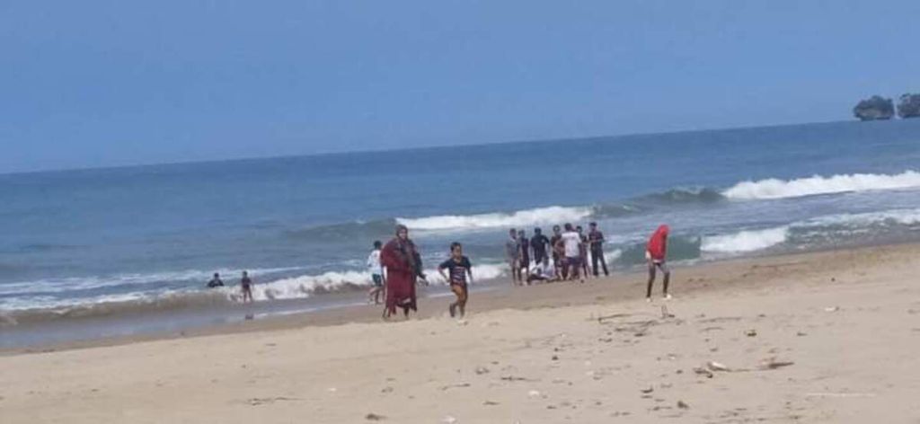 Warga di Pantai Sawarna, Kecamatan Bayah, Kabupaten Lebak, yang panik karena gempa bermagnitudo 5,5 pada Jumat (4/2/2022) sore.