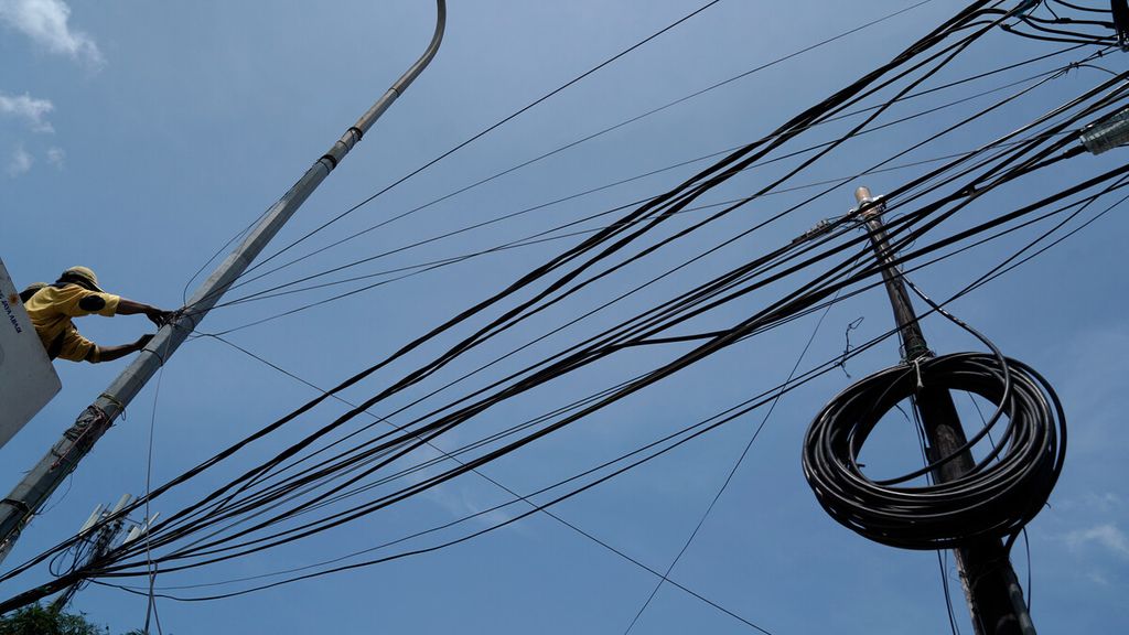 Satgas Pemeliharaan Simpang Jalan Tak Sebidang Dinas Bina Marga DKI Jakarta dalam penataan kabel udara di Jalan Mas Mansyur, Tanah Abang, Jakarta Pusat, Sabtu (21/11/2020). 