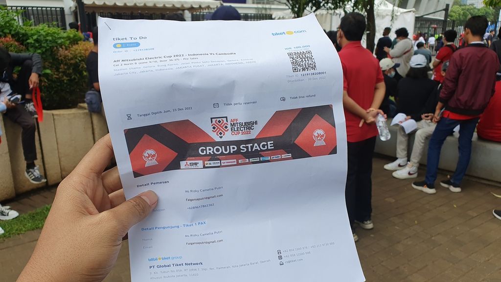 Tiket timnas Indonesia melawan Kamboja di Piala AFF 2022 yang dijual calo di sekitar Stadion Utama Gelora Bung Karno, Senayan Jakarta, Jumat (23/12).