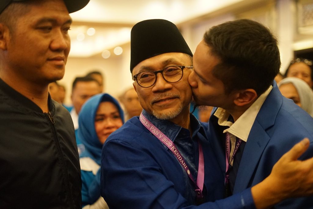 Sejumlah kader Partai Amanat Nasional (PAN) memberikan selamat ke Zulkifli Hasan setelah terpilih kembali menjadi ketua umum PAN 2020-2025, di Kendari, Sulawesi Tenggara, Selasa (11/2/2020).