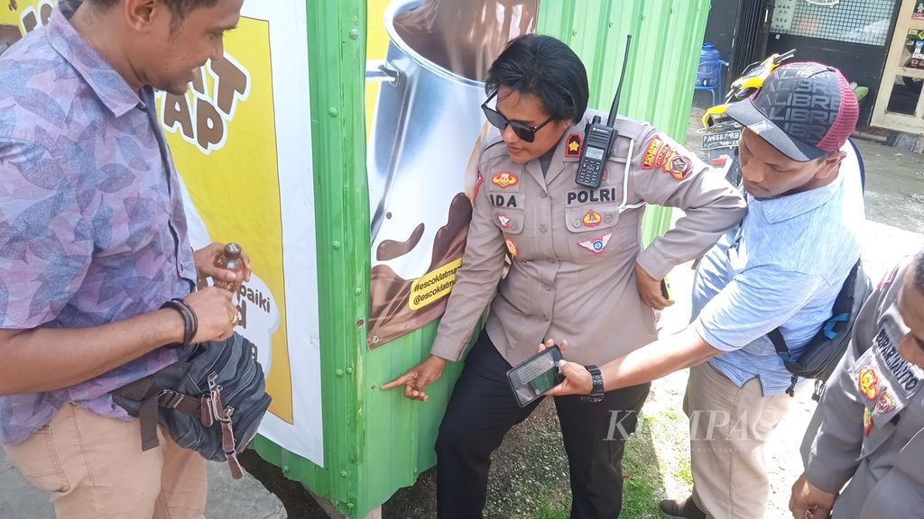 Polisi menunjukkan bekas proyektil peluru dalam kasus penembakan terhadap seorang warga bernama Prianus Mulogol di Kota Jayapura, Papua, Selasa (9/5/2023). 