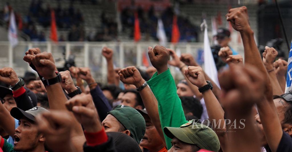 Kepalan tangan para peserta Mayday Fiesta 2024 saat Hari Buruh di Stadion Madya Gelora Bung Karno, Jakarta, Rabu (1/5/2024). Dalam Pemilu 2024 ini sejumlah partai kemungkinan besar tidak lolos atau tidak memiliki wakil di DPR. 