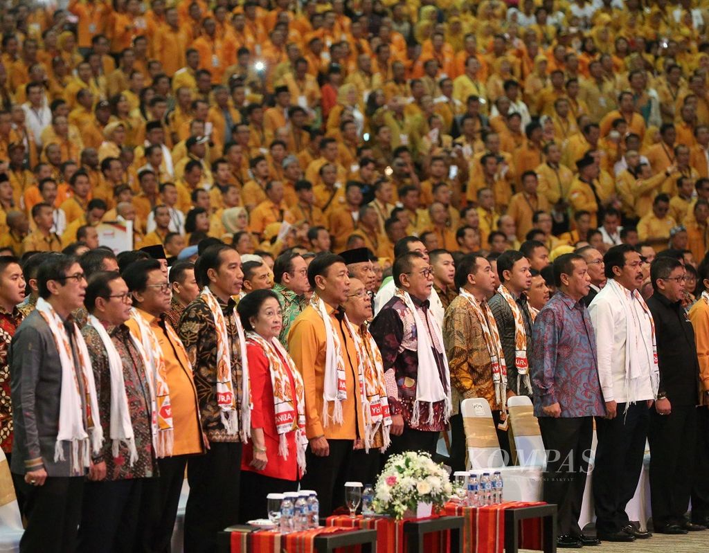 Presiden Joko Widodo (keempat kiri), Presiden Ke-5 Megawati Soekarno Putri (kelima kiri), Ketua Umum Partai Hati Nurani Rakyat (Hanura) Oesman Sapta (ketiga kiri), Ketua Dewan Pembina Partai Hanura Wiranto (keenam kiri), serta tamu undangan lainnya menyanyikan lagu Indonesia Raya dalam acara Pengukuhan Pengurus Dewan Pimpinan Pusat Partai Hanura Periode 2016-2020 di Sentul International Convention Center, Bogor, Jawa Barat, Rabu (22/2/2017).