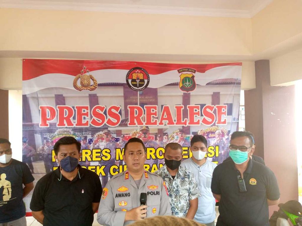 Polres Metro Bekasi merilis kasus rekayasa kecelakaan lalu lintas untuk mengklaim asuransi kematian di Cikarang Pusat, Kabupaten Bekasi, Jawa Barat, Jumat (10/6/2022).