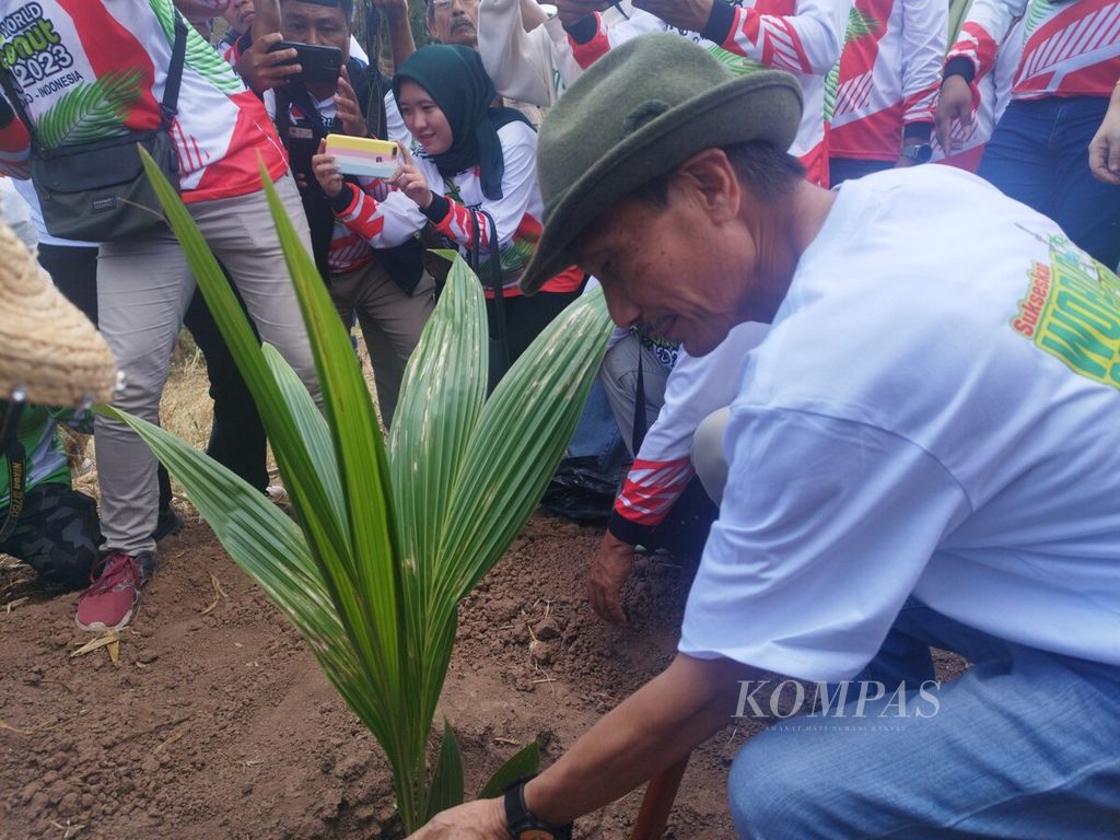 Bupati Gorontalo Nelson Pomalingo menanam bibit kelapa sebagai simbolisasi peresmian Taman Kelapa Dunia di Desa Huyula, Kecamatan Mootilango, Kabupaten Gorontalo, Gorontalo, Minggu (24/9/2023).