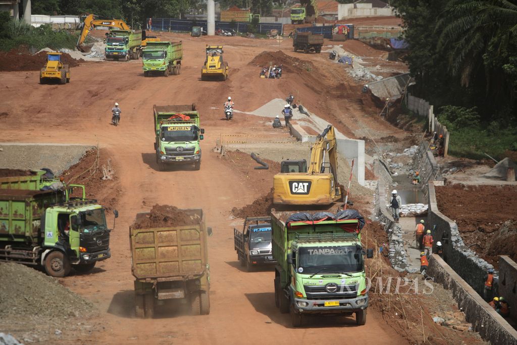Lalu lalang kendaraan berat di lokasi proyek pembangunan Jalan Tol Cinere-Jagorawi (Cijago) Seksi 3 di Limo, Kota Depok, Jawa Barat, Senin (23/1/2023). Tol Cijago Seksi 3 membentang sepanjang 5,44 kilometer dari Cinere hingga Kukusan, Depok. 