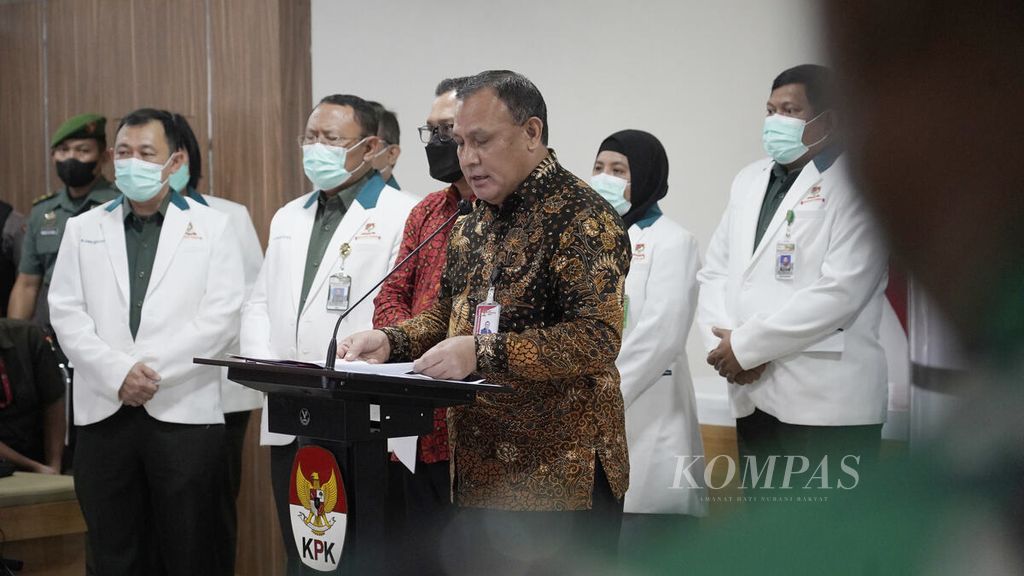 The Chairperson of the Corruption Eradication Commission, Firli Bahuri, gives a statement during the exposure to the detention of the Governor of Papua, Lukas Enembe, at the Gatot Subroto Army Hospital, Jakarta, Wednesday (11/1/2023).