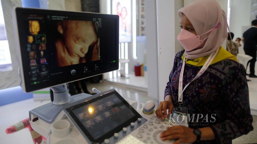 Petugas mendemonstrasikan alat USG 3D pada pameran alat kesehatan di Jakarta Convention Center, Senayan, Jakarta, Jumat (21/10/2022). 