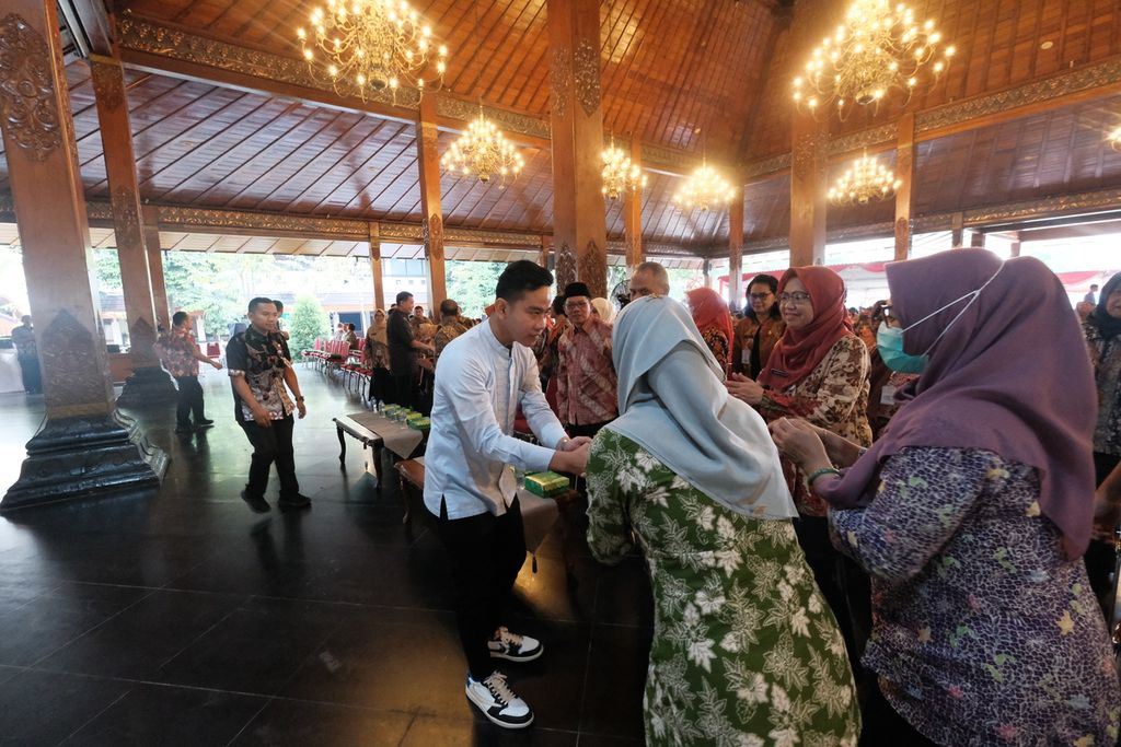 Wali Kota Surakarta Gibran Rakabuming Raka berjabat tangan dengan aparatur sipil negara Pemerintah Kota Surakarta, di Balai Kota Surakarta, Jawa Tengah, Rabu (26/4/2023).
