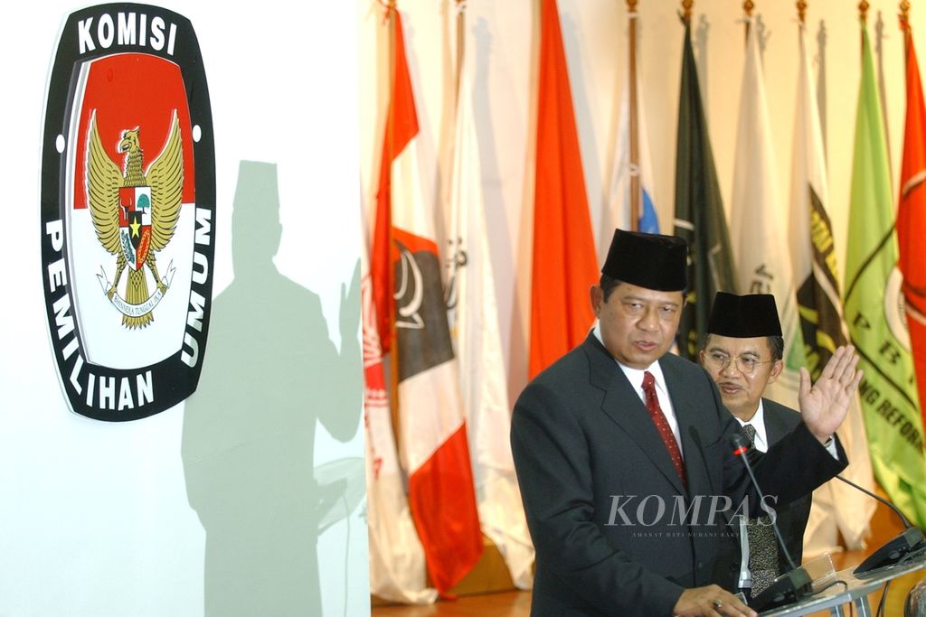 The presidential candidate from the Democratic Party, Susilo Bambang Yudhoyono, accompanied by the vice presidential candidate, Jusuf Kalla, answer journalists' questions after submitting their candidacy documents at the General Elections Commission (KPU), Jalan Imam Bonjol, Central Jakarta, Monday (10/5/2004).
