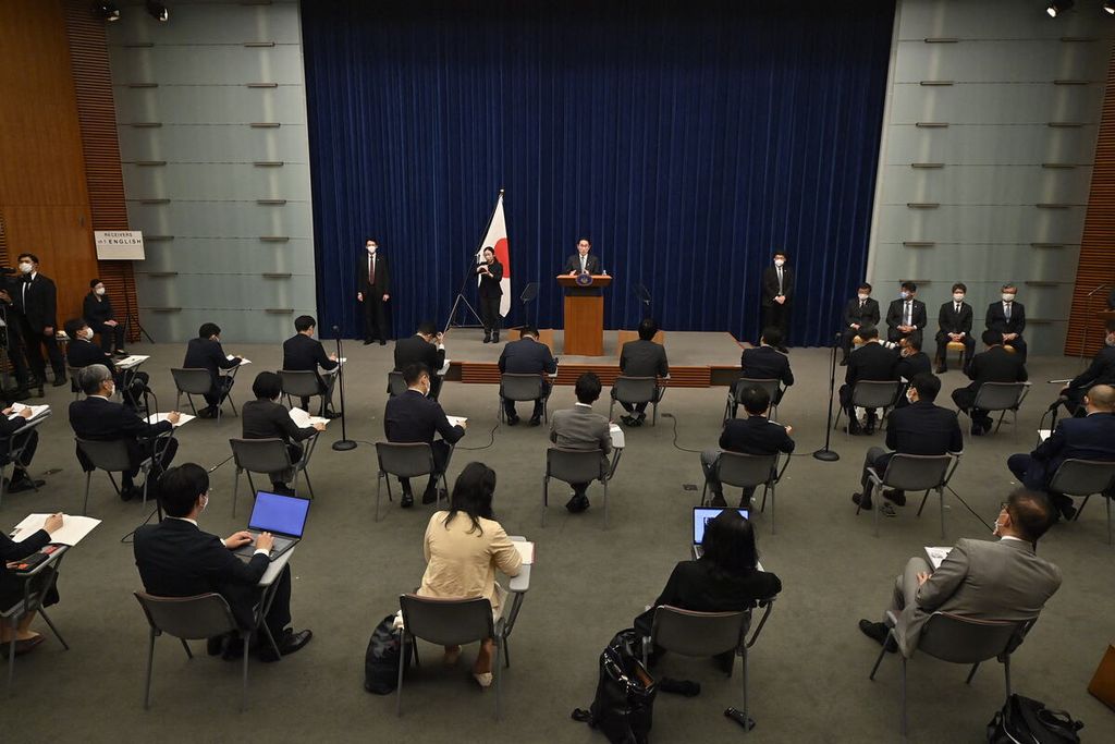 Perdana Menteri Jepang Fumio Kishida (tengah) menghadiri konferensi pers di Tokyo, Jepang, 26 April 2022, untuk menyampaikan sejumlah topik isu politik dan sosial yang dihadapi Jepang. 