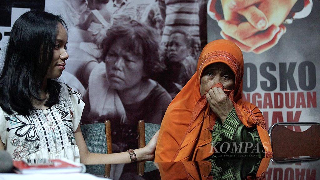 Pengacara publik Lembaga Bantuan Hukum (LBH) Jakarta, Bunga Siagian (kiri), mendampingi Sonah, ibu dari Asep Sunandar, korban dugaan salah tangkap polisi dan mendapat penyiksaan agar mengakui perbuatan perampokan. Bunga dan Sonah memberikan keterangan kepada wartawan di kantor LBH Jakarta, Minggu (18/3). Selain meminta pembebasan Asep Sunandar, mereka juga meminta Polri, pemerintah, dan DPR serius dalam pencegahan dan penindakan pelaku penyiksaan yang setiap tahun terus berulang.