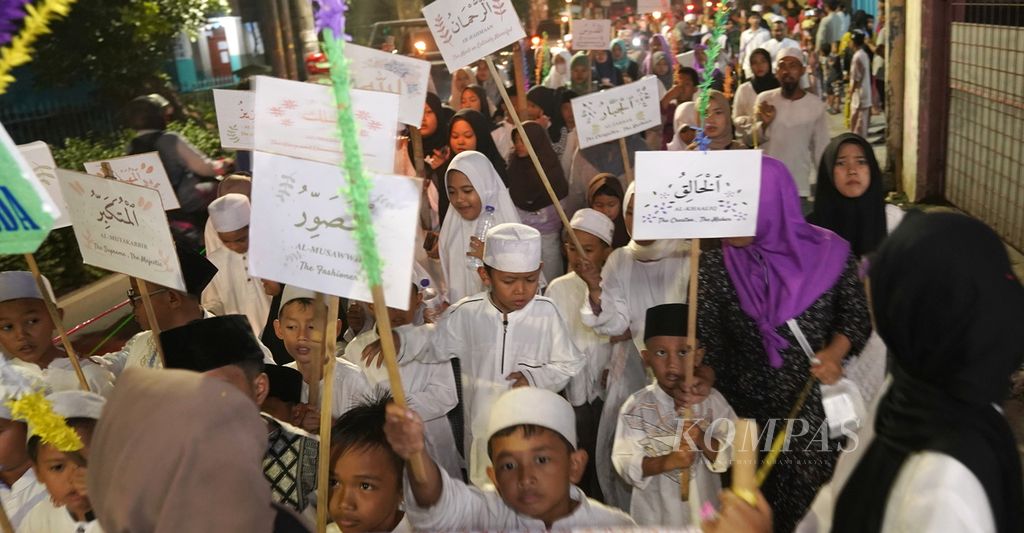 Anak-anak keliling kampung menyambut Tahun Baru Islam 1445 Hijriah di Pondok Kopi, Duren Sawit, Jakarta Timur, Selasa (18/7/2023). 