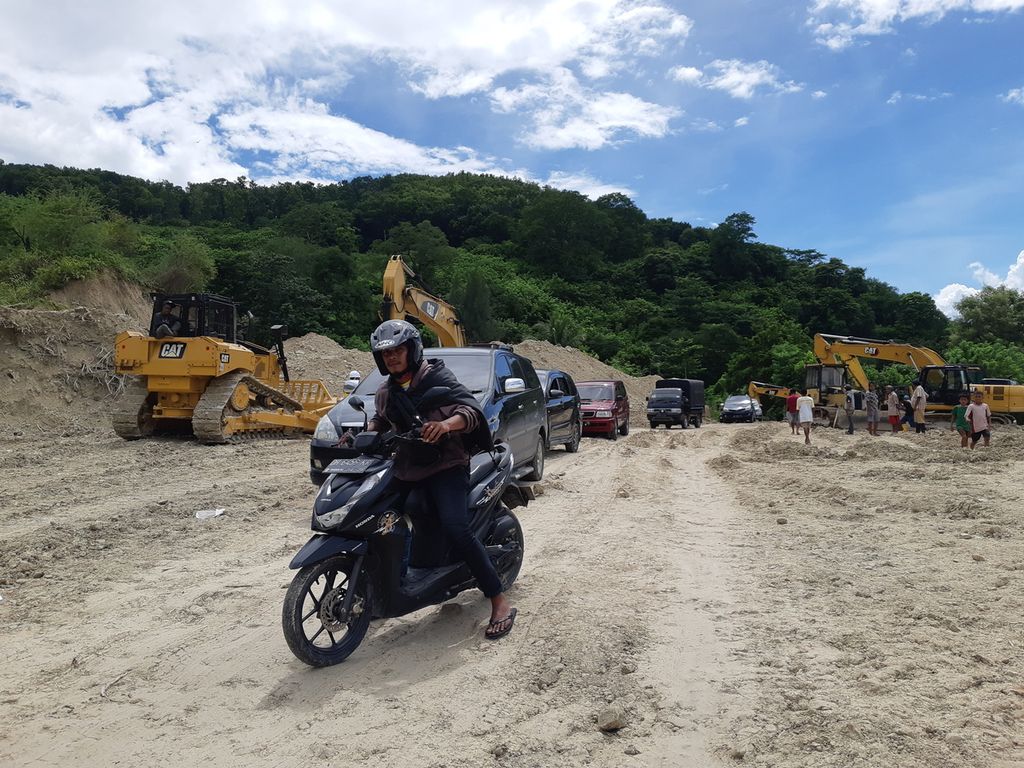 Kendaraan mulai melintas di lokasi longsor Kelurahan Takari, Kabupaten Kupang, Nusa Tenggara Timur, pada Senin (20/2/2023). Untuk sementara, hanya diperbolehkan kendaraan roda dua dan roda empat.