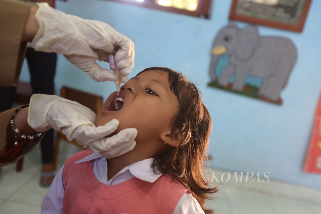 Murid TK mendapat imunisasi polio di TK Kanisius Pendowo, Kota Magelang, Jawa Tengah, Senin (19/2/2024).  