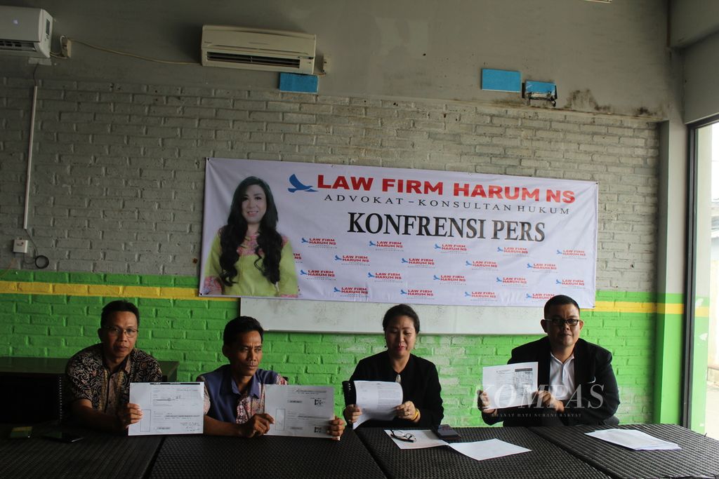 Wahidin (kedua dari kiri) bersama tim kuasa hukumnya menggelar konferensi pers di Kota Cirebon, Jawa Barat, Sabtu (17/6/2023). Wahidin, yang bekerja sebagai tukang bubur, menjadi korban penipuan oleh seorang anggota polisi berpangkat ajun komisaris dengan inisial SW terkait perekrutan bintara Polri tahun 2021.