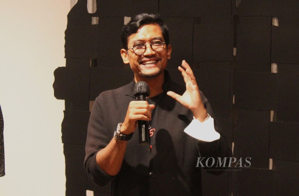 Direktur Artistik Distrik Seni Heri Pemad dalam pameran Pameran Distrik Seni X Sarinah seri kedua bertema Berkelanjutan, di Jakarta, Jumat (9/9/2022).