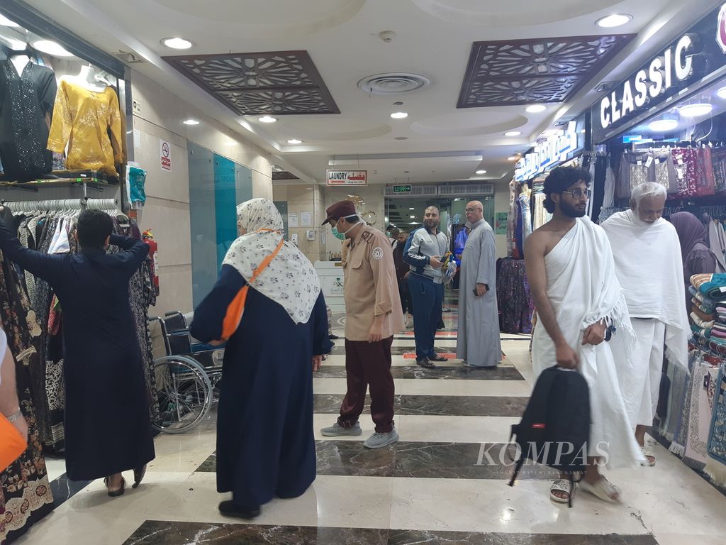 Akses utama menuju Rumah Sakit Ajyad emergency di Mekkah, Arab Saudi, pertengahan Februari 2023. Rumah sakit yang melayani para jemaah umrah yang mengalami gangguan kesehatan, berada di antara deretan toko di salah satu gedung pusat perbelanjaan yang berdiri di sekitar Masjidil Haram.