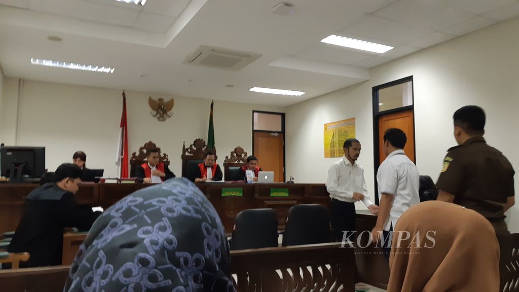 Suasana seusai sidang perkara pembunuhan dengan terdakwa M Ecky Listiantho terhadap Angela Hindriati Wahyuningsih di Pengadilan Negeri Cikarang, Kabupaten Bekasi, Jawa Barat, Senin (24/7/2023).