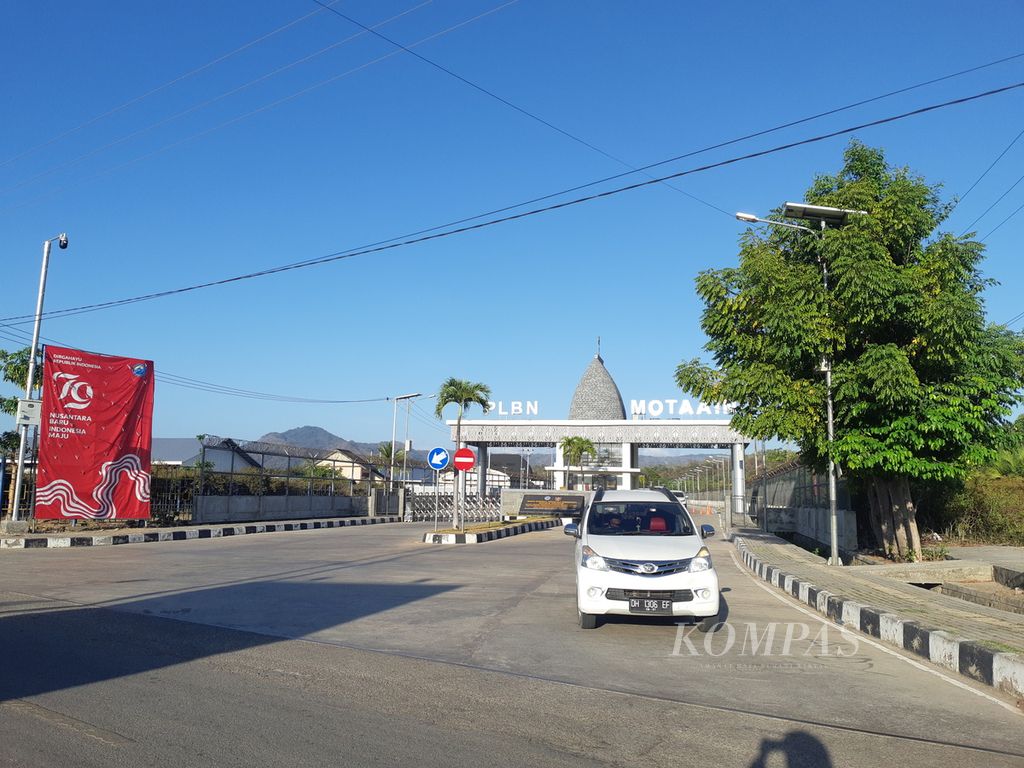 Gerbang masuk Pos Lintas Batas Negara Terpadu Motaain, Kabupaten Belu, Nusa Tenggara Timur, pada Minggu (8/9/2024). Jarak pos itu dengan Dili, ibu kota Timor Leste, sekitar 100 kilometer.