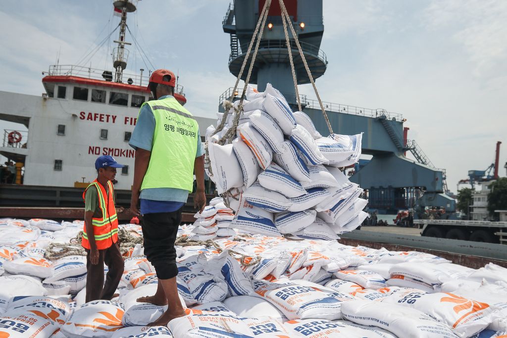 Proses bongkar muat beras impor dari Vietnam di Pelabuhan Tanjung Priok, Jakarta Utara, Jumat (16/12/2022). Perum Bulog memastikan stabilitas harga beras setelah kedatangan 10.000 ton beras impor dari Vietnam. Sebanyak 5.000 ton beras impor disalurkan melalui Pelabuhan Tanjung Priok dan 5.000 ton melalui Pelabuhan Merak.