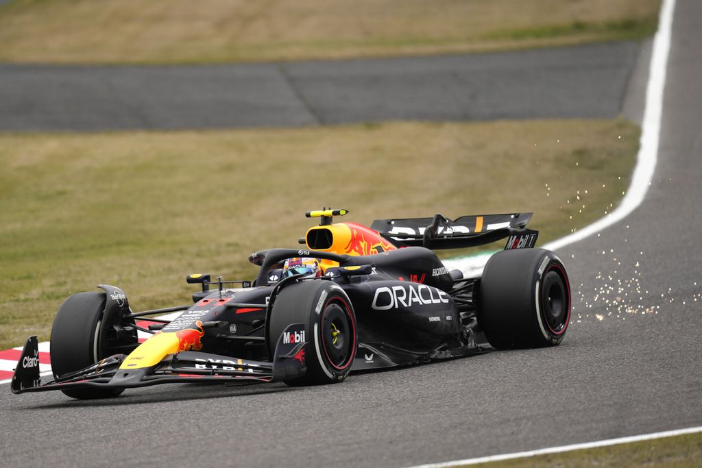 Pebalap tim Red Bull, Sergio Perez, memacu mobilnya pada sesi latihan pertama F1 seri Jepang di Sirkuit Suzuka, Jumat (5/4/2024).