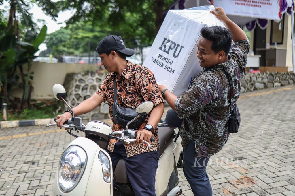 Petugas membawa logistik Pemilu 2024 dengan menggunakan sepeda motor di Gudang KPU Jakarta Selatan, Gor Pengadegan, Jakarta, Kamis (15/2/2024). 