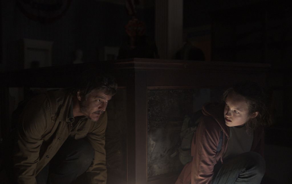 Joel Miller (Pedro Pascal) dan Ellie Williams (Bella Ramsey) dalam film serial<i> The Last of Us</i>. 